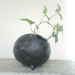 ３つ足の水玉模様花器