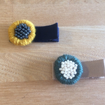 ウール刺繍まるいヘアクリップ（マスタード カーキ）