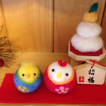 着物でおすましコロンとにわとり、ひよこ