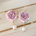 ふんわり軽い薔薇とパールのピアス*つまみ細工