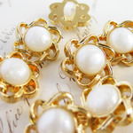 ■豪華■10個入■13mm■ビンテージボタン (パールゴールド　ホワイト花びら)　［希少］ [0794] アクセサリーに!