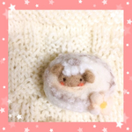 私は 可愛い子ヒツジちゃん羊毛ブローチ