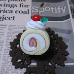 ロールケーキのブローチ（Ｃ）Sweets Deco