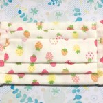 いちご柄ホワイト　ガーゼのプリーツマスク（大人用）