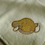 なまず刺繍のハンカチタオル（淡黄色地に金刺繍）