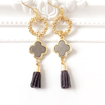 クローバー × タッセル ピアス／イヤリング【gray】