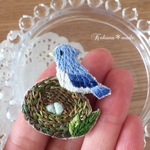 巣ごもり小鳥の刺繍ブローチ　青