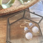 ナチュラルカラーの大ぶりピアス