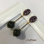 枠付きカボションのレトロなピアス   ピンク系×ダークグリーン