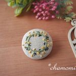 「再販」ミモザリースの刺繍ブローチ・c