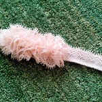 ベビーから使える　ピーチピンクレースのヘアバンド