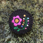 カラフルお花の刺繍ブローチ✴︎96