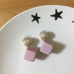 ピンクマットのアンティークイヤリング