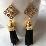 黒のタッセルピアス
