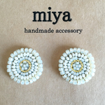 79.ホワイトゴールドビーズ刺繍ピアス・イヤリング