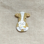 三毛猫を抱っこした牛さんブローチ♪
