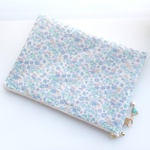 【再販】LIBERTY　Rivendell　リベンデル　92C(ブルー系)　ビニコの中布・仕切りポケット付きペタンコポーチ　Ａ5サイズ　◆お薬手帳ケース・母子手帳ポーチにも♪