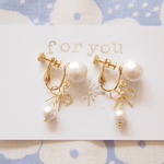”for you” ホワイトコットンパール(10mm)　ゆれるリボンイヤリング