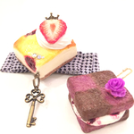 桜雪様専用🌸スイーツデコ フェイクスイーツ ラズベリーチーズケーキスリーピン パッチン留め