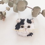 【受注生産】ペチャ顔ネコ black X white 刺繍ブローチ (プチサイズ)