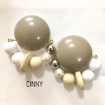 カーキカボションの白グラデーションのピアス