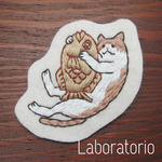 鯛焼きねこ（茶白）の刺繍ブローチ
