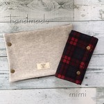 送料込み!!　ふかふか仕上　リバーシブルエルゴよだれカバー【紺赤チェック×ペールグレー】