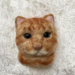まん丸顔の茶トラ猫ブローチ