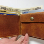 シンプルなオール革の二つ折り財布　　キャメル　パラフィン加工