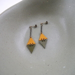 【SALE】革の揺れるピアス / レザー：ナッパ