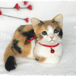 可愛い子猫　香箱座りの三毛猫☆和柄のお座布団付　★初売り★送料一律５００円★