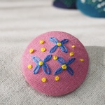 刺繍ブローチ（ピンク）舞う花粉