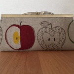 アップル柄のがま口長財布