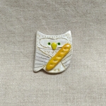 フランスパン大好き♪白いフクロウブローチ