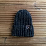 レザータグ付きニット帽《チャコール》