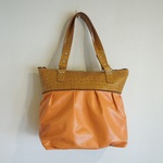 タック入り鮮やかレザーバッグ（オレンジ）