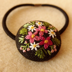 ピンク花のブーケ刺繍 くるみボタンヘアゴム
