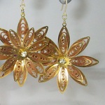 大輪の金色花のピアス