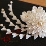 純白の花の髪飾り(正絹)*つまみ細工かんざし・ヘアクリップ