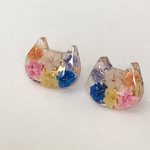 カラフルかすみ草にゃんこピアス