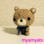 羊毛 青リボンのお座りクマちゃん