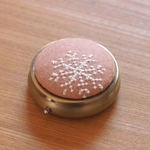 ＊ｉ様ご注文品＊　手刺繍　小物入れ　雪の花　１