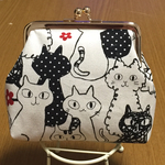 ねこ柄ゴールドがま口ポーチ