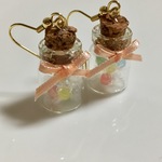 キャンディを詰め込んだ小瓶のピアス