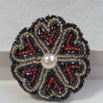 ビーズ刺繍の赤と黒のハートブローチ