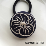 ☆刺繍☆くるみボタンのヘアゴム