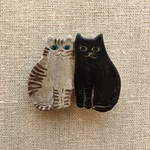 陶土のねこのブローチ(寄り添う猫）
