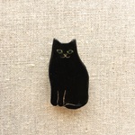 陶土のお座りネコのブローチ(黒猫)