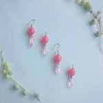 ピンクのヴィンテージビーズのピアス