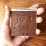 本革　こっちを見てる　ねこモチーフ　手鏡　（チョコ）